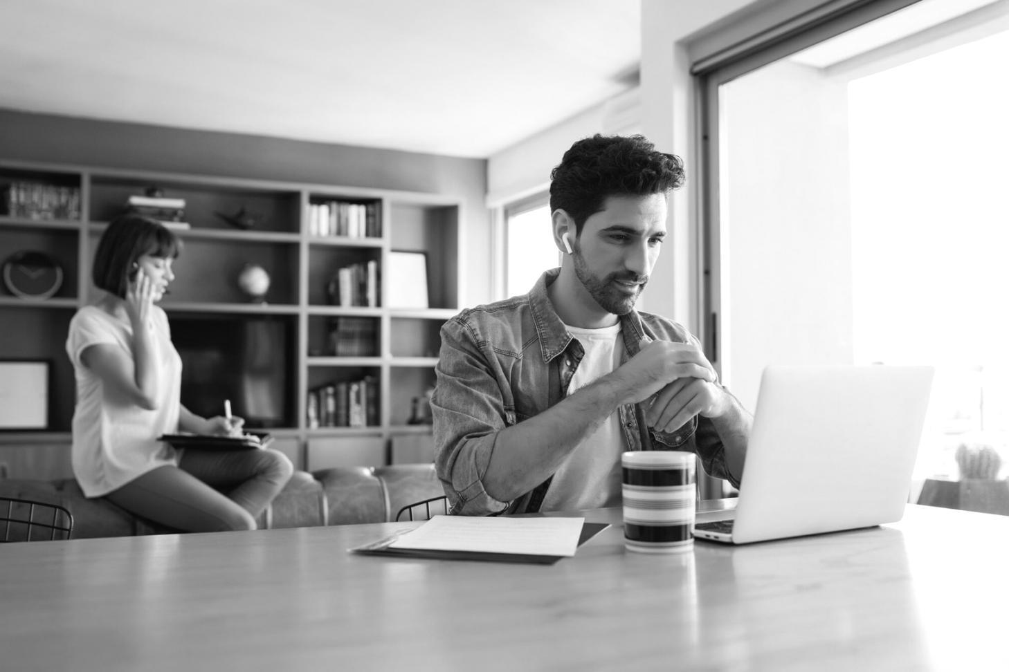 Intensive Gruppenarbeit und Diskussion wirtschaftlicher Zusammenhänge