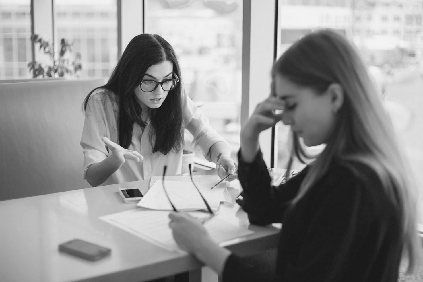 Wirtschaftsdiagramme und Finanzanalyse auf einem modernen Arbeitsplatz